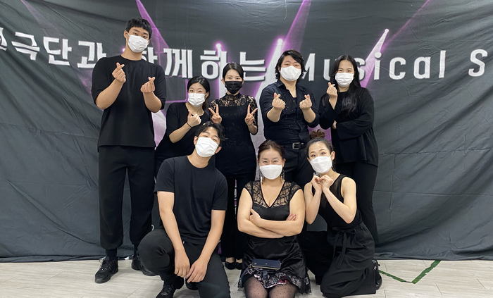 ▲ 사진=군자동 연습실에서 연습중인 희원극단 단원들과 김나윤 대표(가운데)