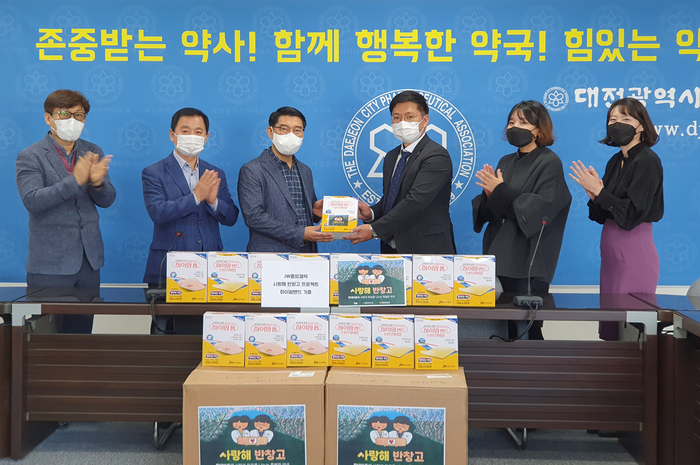 ▲ 사진=JW중외제약, 대전시약사회에 하이맘밴드 1,200개 기부