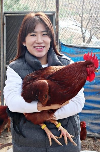 ▲ 사진=유라이크코리아 김희진 대표와 양계용 라이브케어 디바이스를 부착한 닭