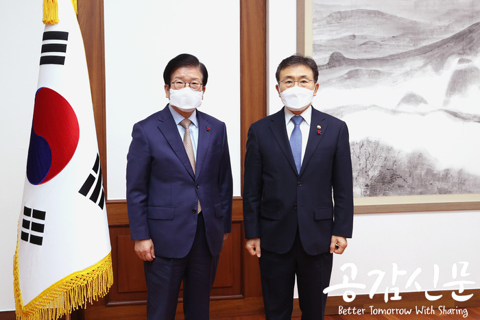 ▲ 박병석 국회의장(오른쪽), 권덕철 신임 보건복지부 장관 예방 받아