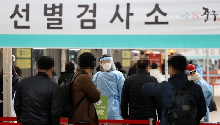 ▲ 서울시청 앞 마련된 임시선별진료소에서 시민들이 검사를 받기 위해 줄을 서 있다.  © 연합뉴스