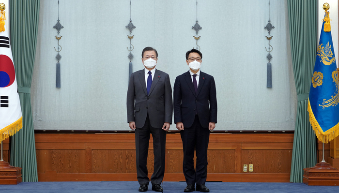 ▲ 사진 촬영하는 문재인 대통령과 김진욱 공수처장  © 연합뉴스
