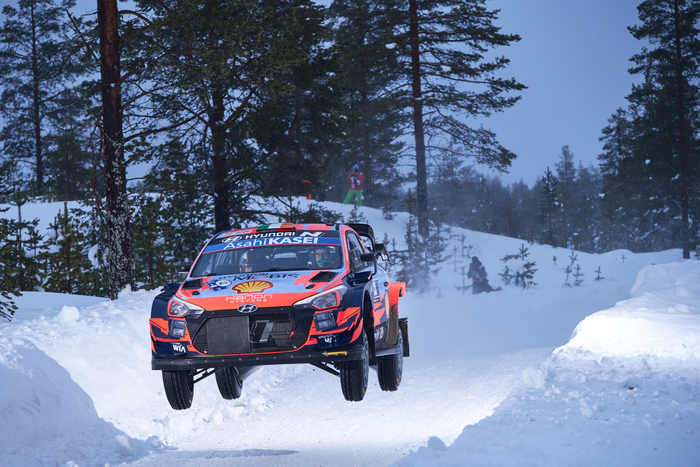 ▲ 현대자동차 월드랠리팀 2021 WRC 북극 랠리 더블 포디움 달성. ‘2021 월드랠리챔피언십’ 2차 대회 핀란드 북극 랠리에서 현대자동차 ‘i20 Coupe WRC’ 랠리카가 주행하고 있는 모습. [사진=현대차]
