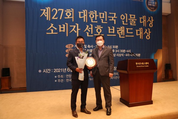 ▲ 네이처페어리 박재석 회장(왼쪽)이 소비자 선호 브랜드대상을 수상하고 있다.