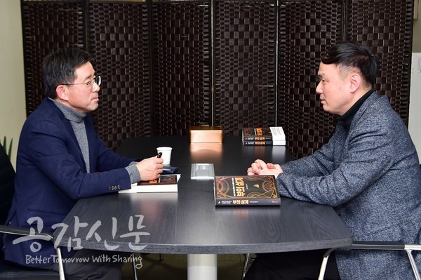 장한식(왼쪽) KBS 기자와 전규열 공감신문 대표이사 겸 발행인이 인터뷰를 진행하고 있다. / 사진 이건 기자