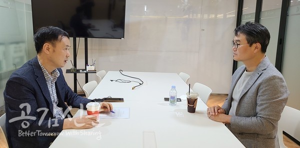 박희덕(오른쪽) 트랜스링크인베스트먼트 대표와 전규열 공감신문 대표이사 겸 발행인이 인터뷰를 진행하고 있다.