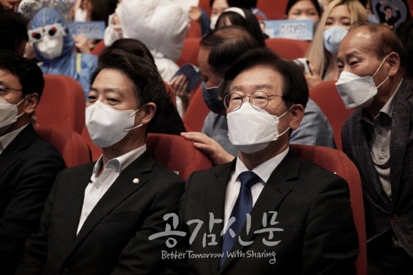 이재명 의원과 김영호 의원이 22일 토크콘서트에 참석해 나란히 앉아 있다. (사진=천범룡 전 의장)