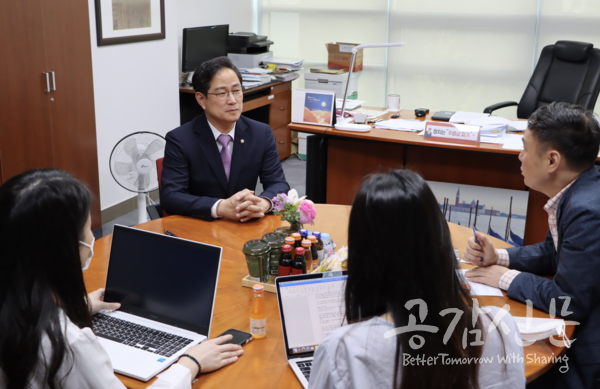 국민의힘 박수영 의원과 전규열 공감신문 대표이사 겸 발행인이 인터뷰를 진행하고 있다. 