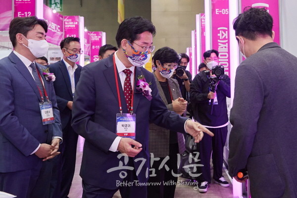 박경귀 아산시장이 15일 일산 킨텍스에서 개최된 ‘2022 헬스케어‧스파산업박람회’ 전시관 부스를 둘러보고 있다. (사진=아산시)
