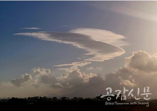 한라산 위의 하늘을 아름답게 수 놓은 승리의 여신 나이키의 날개모양의 구름. 무엇을 위한 승리인가를 생각해 본다.