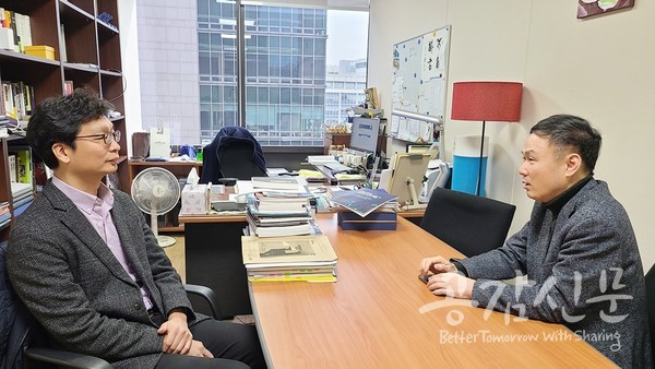김영도(왼쪽) 한국금융연구원 자본시장연구실장과 전규열 공감신문 대표이사가 인터뷰를 진행하고 있다.