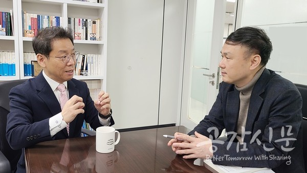 최승노(왼쪽) 자유기업원 원장과 전규열 공감신문 대표이사가 인터뷰를 진행하고 있다.