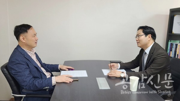 김인만(오른쪽) 김인만부동산경제연구소 소장과 전규열 공감신문 대표이사가 인터뷰를 진행 중인 모습.