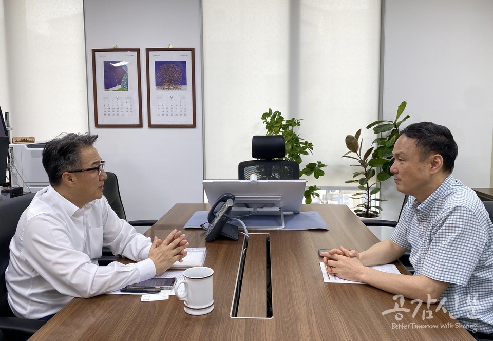 장재철(왼쪽) KB국민은행 자본시장그룹 본부장과 전규열 공감신문 대표이사 겸 발행인이 인터뷰를 하고 있는 모습. 