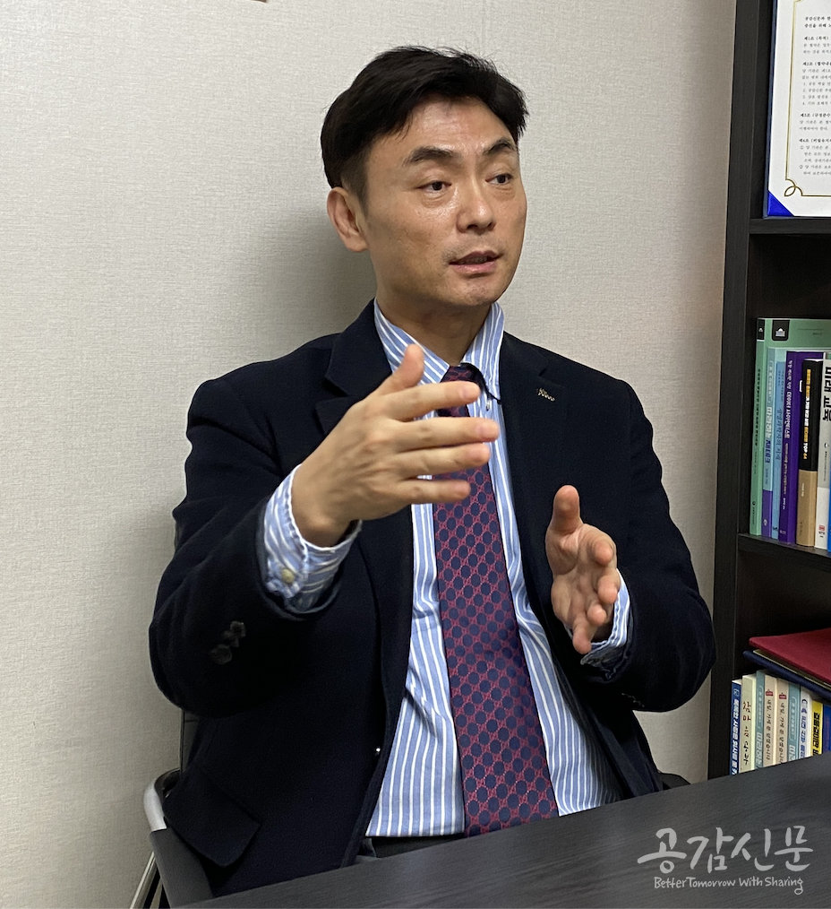               박성진 전무가 인터뷰에서 한국판 실리콘 밸리인 포항의 '퍼시픽 밸리' 구상을 설명하고               있다. 