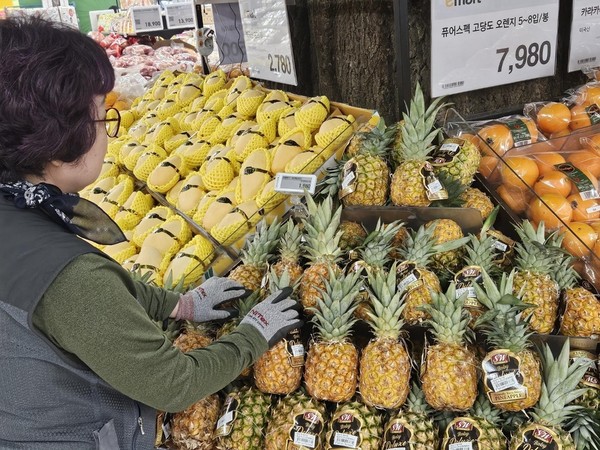 이마트는 바나나, 오렌지 등 수입과일 가격 안정화에 나선다. / 사진=연합뉴스·이마트
