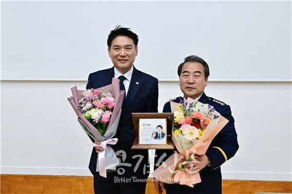 김길영 서울시의원(왼쪽)이 강남구 의용소방대로부터 감사패를 받고 있다. (사진=김길영 의원실)