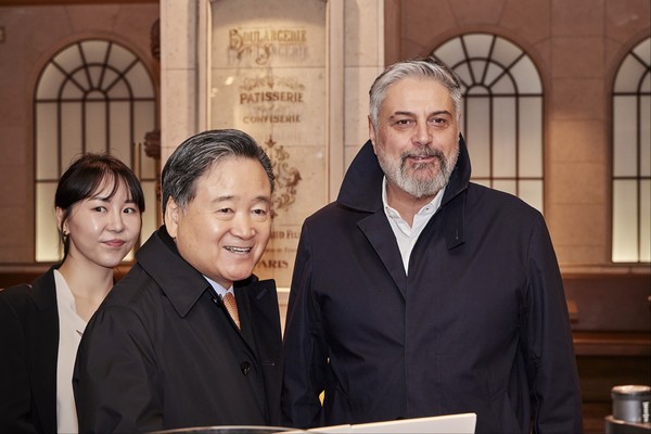SPC그룹 허영인 회장(왼쪽)과 이탈리아 파스쿠찌 CEO 마리오 파스쿠찌(오른쪽) / 사진=SPC