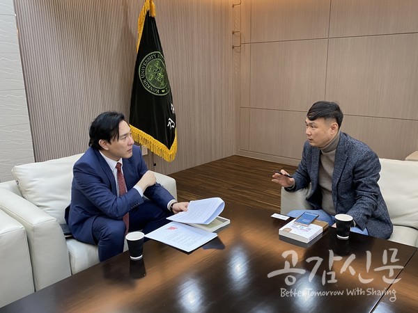 윤동열 건국대학교 경영학과 교수와 전규열 공감신문 대표이사 겸 발행인이 인터뷰하고 있는 모습. 