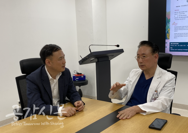 김영훈 고려대 의대 명예교수 겸 고려대안암병원 순환기내과 교수와 전규열 공감신문 대표이사가 인터뷰하고 있는 모습. 