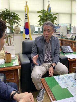 김화묵 원장(오른쪽)이 김충식 대표(왼쪽)에게 강릉문화유산야행에 대해 설명하고 있다. 사진=유안나 기자