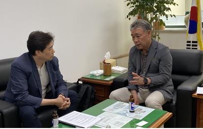 김화묵 원장(오른쪽)의 설명을 김충식 대표(왼쪽)가 듣고 있다. 사진=유안나 기자