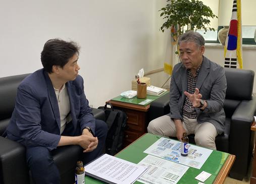 김화묵 원장(오른쪽)이 공감신문 김충식 대표이사와 인터뷰 중 강릉의 축제에 대해 설명하고 있다. 사진=유안나 기자