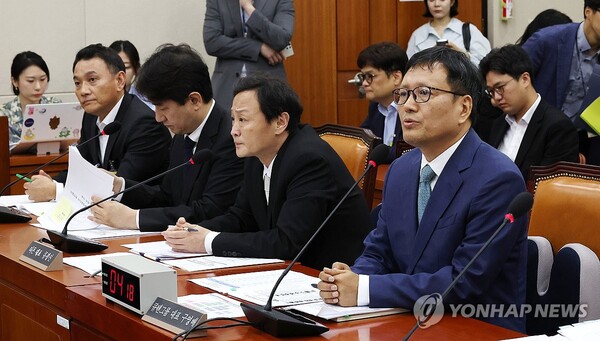 30일 오전 국회 정무위원회에서 열린 '티몬·위메프 정산 및 환불 지연 사태' 관련 긴급 현안질의에서 구영배 큐텐그룹 대표가 의원 질의에 답변하고 있다. 왼쪽부터 박준석 전자지급결제협회 회장, 류화현 위메프 대표, 류광진 티몬 대표, 구영배 큐텐그룹 대표