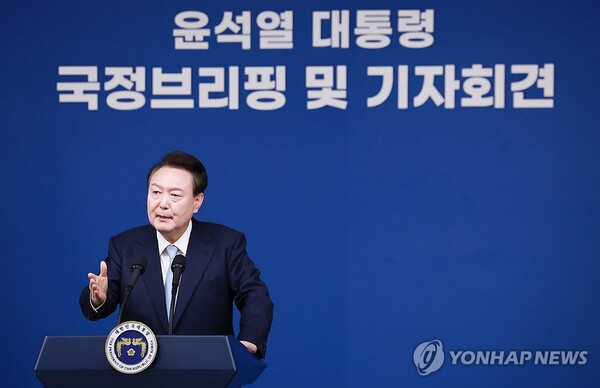 윤석열 대통령이 29일 오전 서울 용산 대통령실 청사에서 열린 '국정브리핑 및 기자회견'에서 의료개혁에 대한 질문에 답하고 있다.