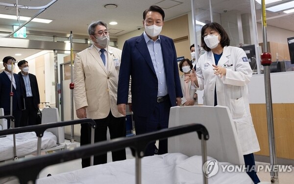 윤석열 대통령이 4일 오후 경기도 한 권역응급의료센터를 찾아 응급 의료 현장에 대한 설명을 듣고 있다. 사진=연합뉴스