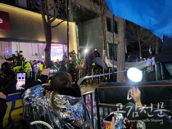 15일 오전 5시 33분. 한남동 관저로 들어가는 입구 중 하나인 볼보빌딩 앞에서 우파 시위단이 몰려들었다. 이를 본 좌파 시위단은 분노의 목소리를 높였다.