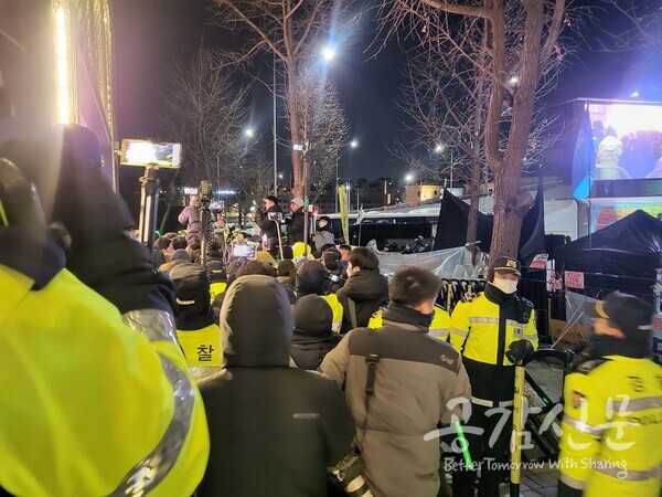 15일 오전 5시 33분. 한남동 관저로 들어가는 입구 중 하나인 볼보빌딩 앞에서 우파 시위단이 몰려들자 경찰이 진압에 나섰다.