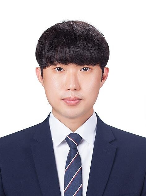 속초경찰서의 한 경찰관이 순찰 도중 뇌출혈 증상을 보이는 시민을 발견해 신속하게 구조한 일이 주목받고 있다. 연합뉴스