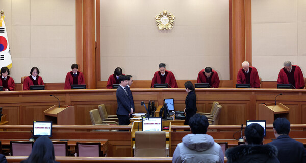 문형배 헌법재판소장 권한대행을 비롯한 헌법재판관들이 10일 서울 종로구 헌법재판소 대심판정에서 열린 마은혁 재판관 후보자 불임명 관련 권한쟁의심판 2차 변론기일에 입장해 자리에 앉고 있다. 사진 = 연합뉴스