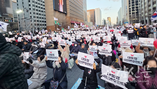 청계광장에서 열린 윤석열 대통령 국민변호인단 출범식에서 참가자들이 구호를 외치고 있다. 사진=최영재 기자