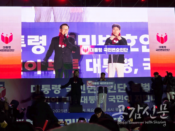 윤 대통령을 지지하는 석동현 변호사와 한국사 강사 전한길. 사진=최영재 기자