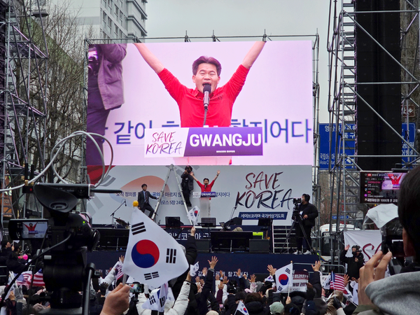 광주 금남로에서 윤 대통령 탄핵 반대 집회에 참여한 전한길 강사 / 사진=최영재기자