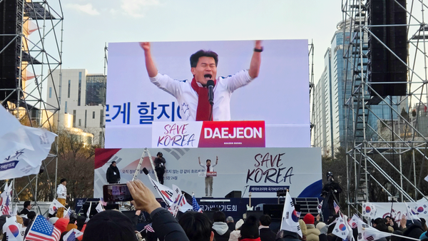 대전시청 윤대통령 탄핵 반대 집회에 참여한 전한길 일타 강사 / 사진=최영재기자