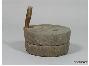 맷돌. 어처구니라는 말이 원래 맷돌의 손잡이를 일컫는 말이라는 설이 있다. 즉, 흔히 난감한 상황에서 쓰는 관용 표현 '어처구니가 없다.'라는 말은, 맷돌의 손잡이가 없어 문제가 생겼을 때 사용하는 말이라는 것이다. 사진출처=나무위키
