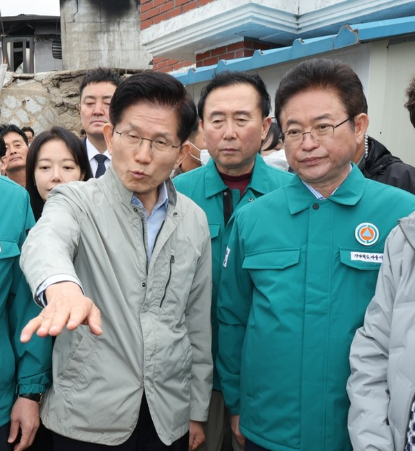 왼쪽부터 김문수 국민의힘 대통령선거 후보와 이철우 경북도지사. 연합뉴스