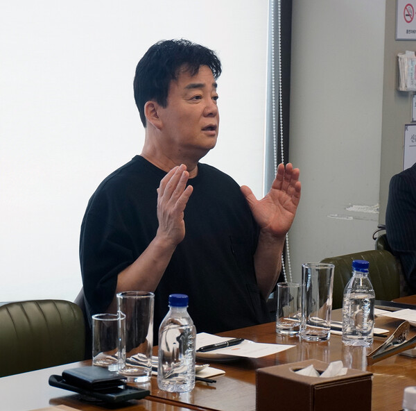 13일 더본코리아 백종원 대표가 기자들의 질의에 응답하고 있다.