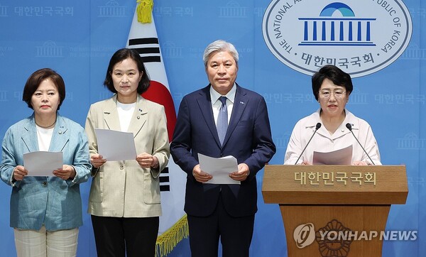 조국혁신당은 오는 18일 '윤석열 전 검찰총장 및 대통령 재직 시 검찰권 오남용에 대한 진상조사 및 피해회복에 관한 특별법'을 국회에 제출한다고 발표했다. 연합뉴스