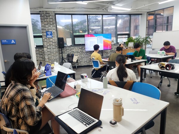 거꾸로캠퍼스 강의실에서 수업을 듣고 있는 학생들. 사진=김충식 기자