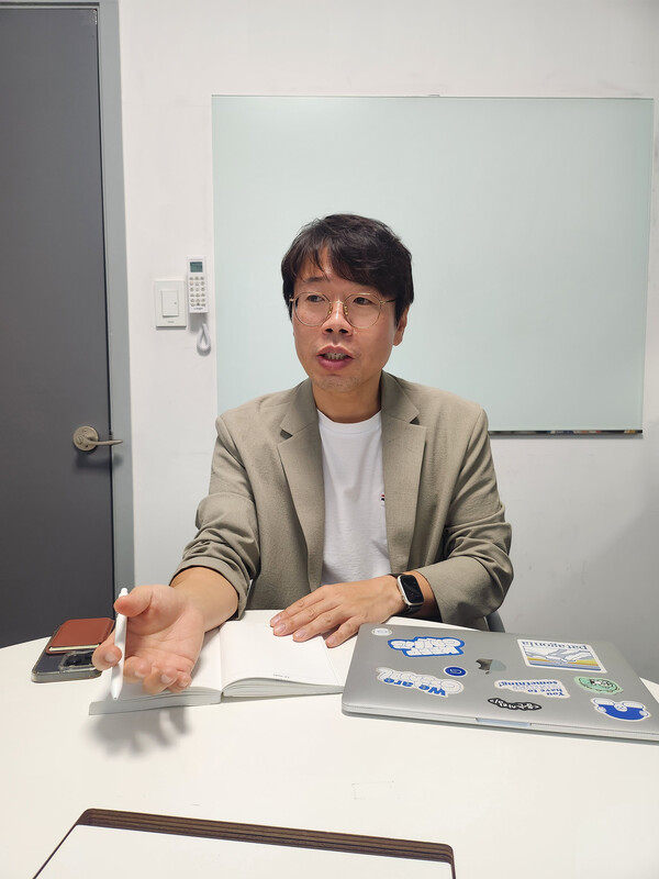 거꾸로캠퍼스 이정백 교장선생님이 학교에 대해 설명하고 있다.