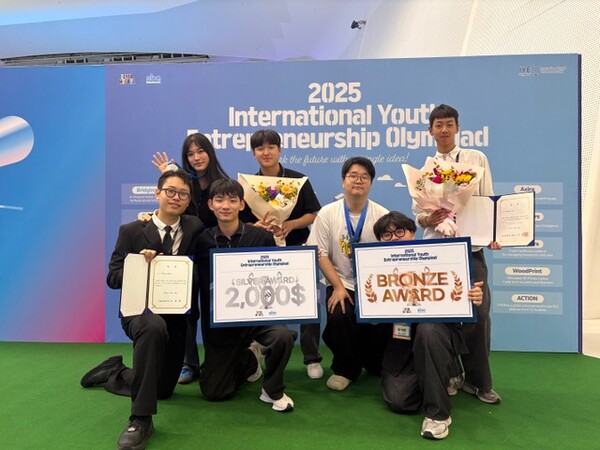 거꾸로캠퍼스 재학생들이 올해 열린 국제대회에서 은상과 동상을 수상하고 기념촬영하고 있다. 