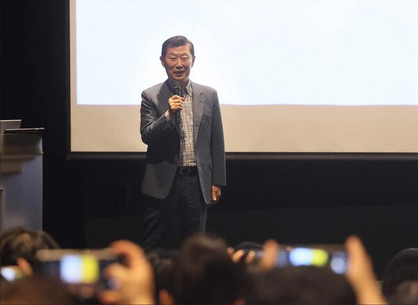 하림 김홍국 회장이 기자들의 질의에 답변하고 있다. 사진제공=하림