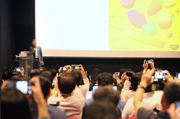 하림 김홍국 회장이 기자들의 질의에 답변하고 있다. 사진제공=하림