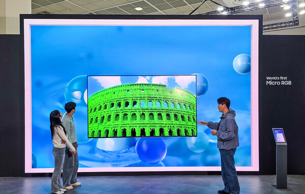 서울 코엑스에서 열린 KES 2025(한국전자전) 삼성전자관에서 관람객들이 '마이크로 RGB TV'의 압도적 화질과 색 재현력, 명암 표현력 등을 경험하고 있다.