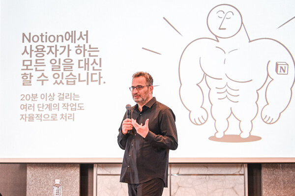  Notion의 최고 기술 책임자 퍼지 코스로우샤히(Fuzzy Khosrowshahi)가 Notion의 발전 과정을 설명하고 있다.