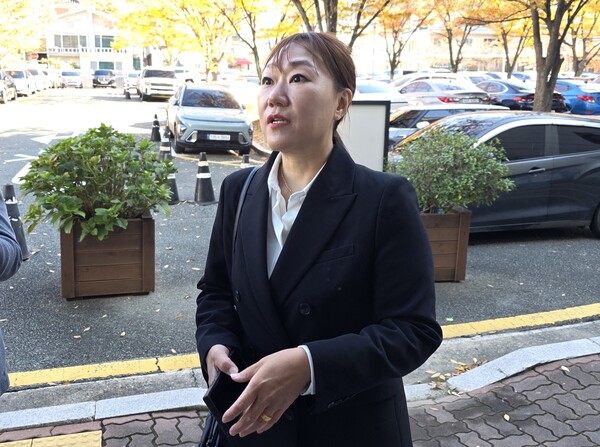 강혜경 씨와 명태균 씨가 정치자금법 위반 사건의 재판정에서 처음으로 마주하게 됐다. 연합뉴스